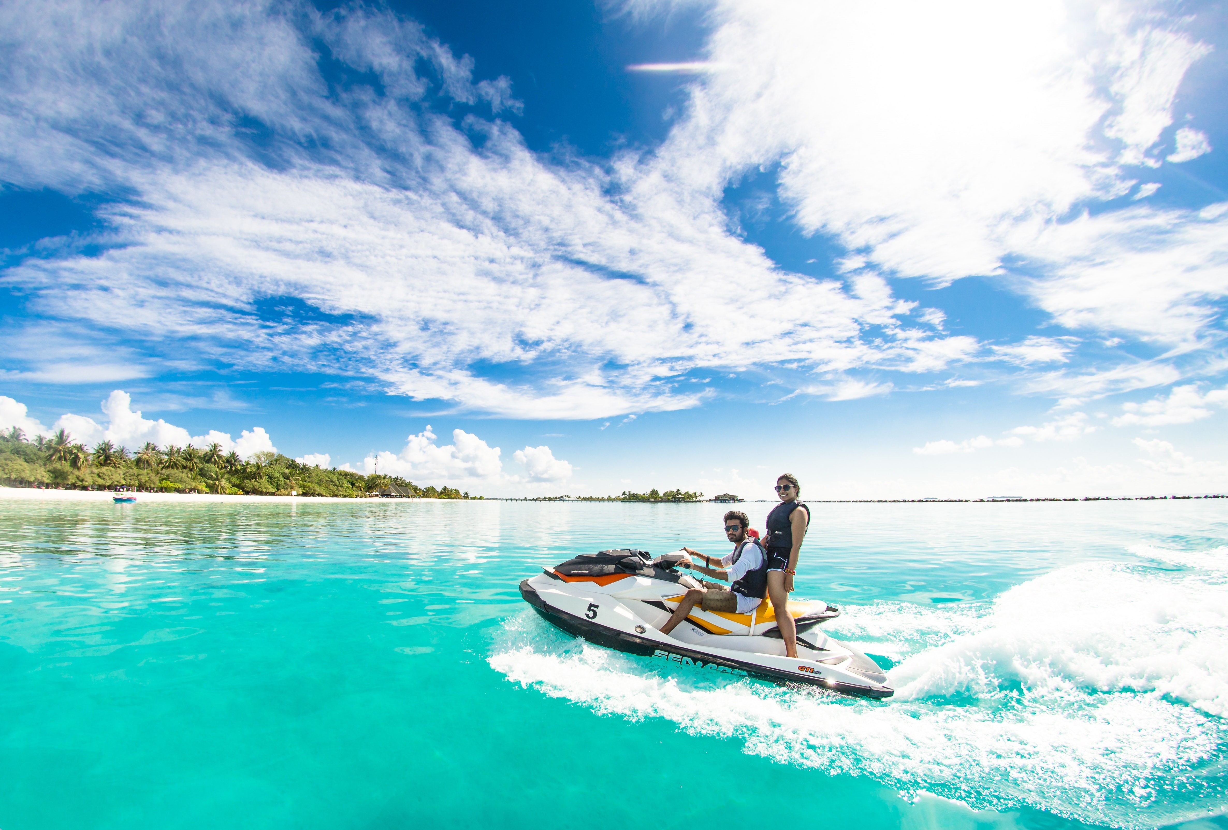 Sahile doğru Jet Ski keyfi